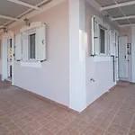 Villa Shoreline Drive House By 