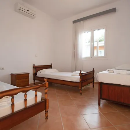 Villa Shoreline Drive House By 