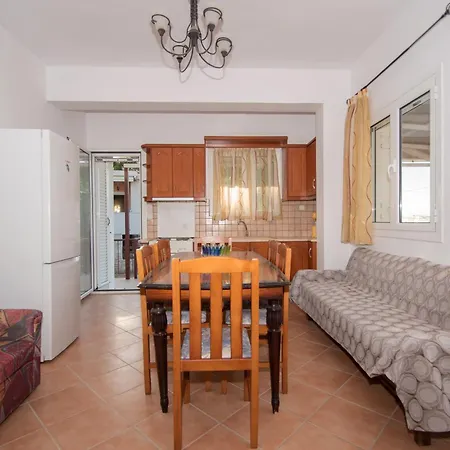 Shoreline Drive House By 