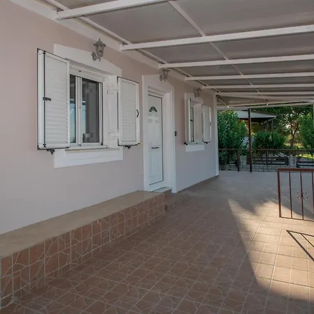 Shoreline Drive House By 