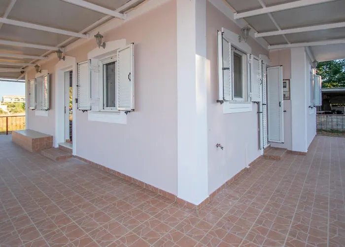 Villa Shoreline Drive House By 