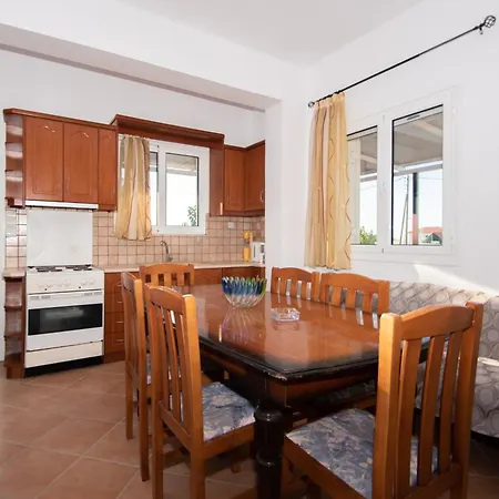 Shoreline Drive House By 