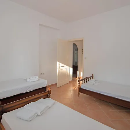 Shoreline Drive House By 